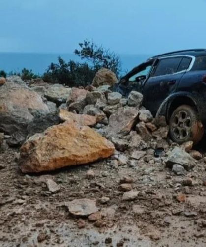 Mersin'de heyelan; kaya parçalarının altında kalan cipin sürücüsü yaralandı