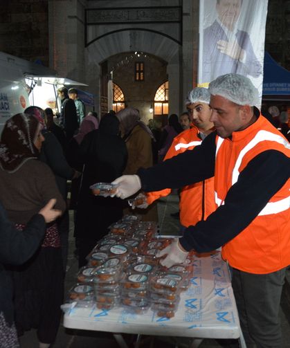 Mersin'de Kadir Gecesi'nde lokma ikramı