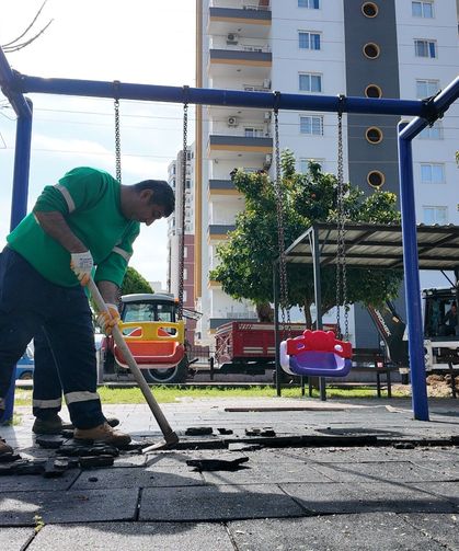 Mezitli'de parklar yenileniyor