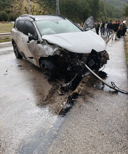 Nişanlı çift kazada can verdi