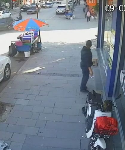 Otomobil ile motosikletin çarpıştığı kaza kamerada: 1 yaralı