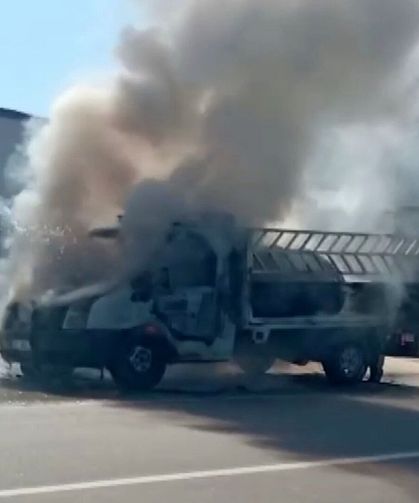 Seyir halindeki kamyonet yandı