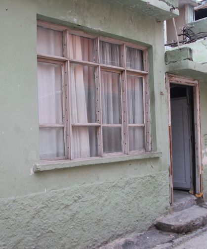 Silikon maskeli saldırganlar zorla girdikleri evde kurşun yağdırdı: Anne ve oğlu yaralandı