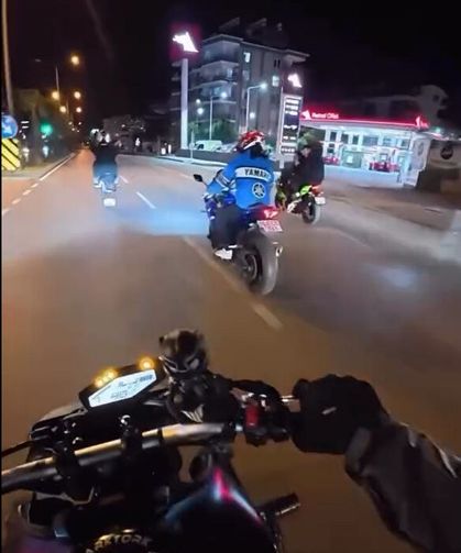 Sürücülerinin tek teker üzerinde kullandığı 2 motosiklet kaza yaptı: 2 yaralı