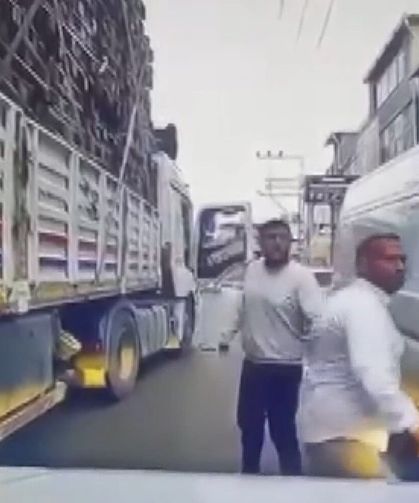 TIR'dan inip, bıçakla otomobile saldırdılar