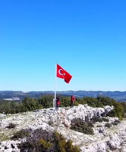 Yeditepeli gençler Suriye sınırındaki 7 tepeye 7 Türk bayrağı dikti