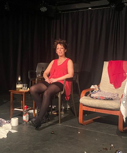 Tiyatromans’tan Sert ve Gerçekçi Bir Kadın Oyunu: “Yarın Çok Uzak”