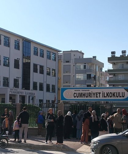 Mersin'de Okullarda Yeni Dönem: Veliler Kapıda Bekledi, Güvenlik Üst Seviyeye Çıktı