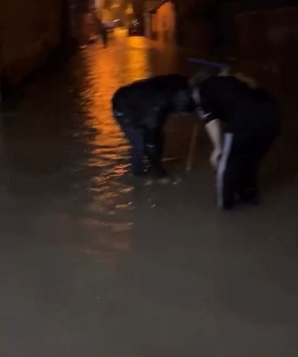 Adana'da sağanak hayatı olumsuz etkiledi; minibüste mahsur çocuklar kurtarıldı