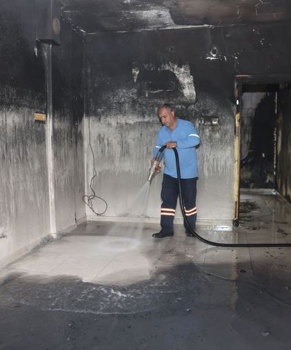 Akdeniz'de yangında kullanılamaz hale gelen evde izler siliniyor