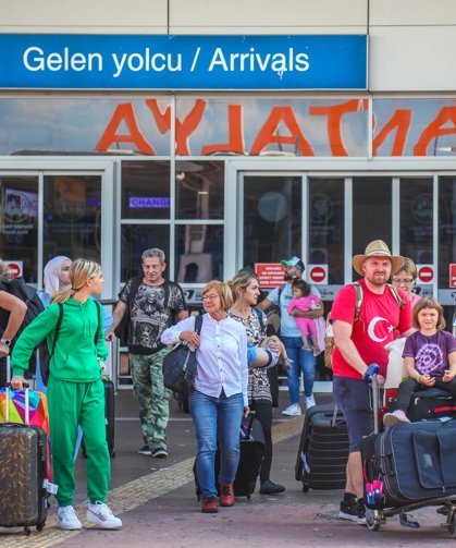 Antalya Havalimanı'nda yolcu trafiği 3 milyonu aştı