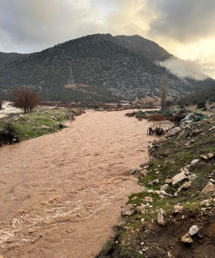 Antalya'da sağanak; dereler taştı, tarım alanlarını su altında kaldı
