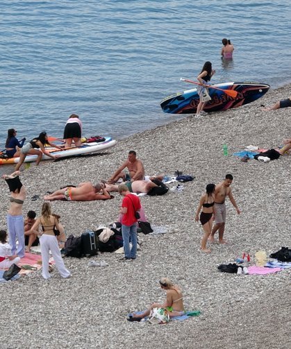 Antalya'da sıcak havayı fırsat bilenler sahile akın etti
