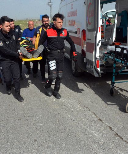 Babasından izinsiz aldığı otomobille polislere çarptı: 2 yaralı