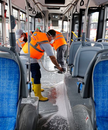 Büyükşehir toplu ulaşım araçlarını temizliyor