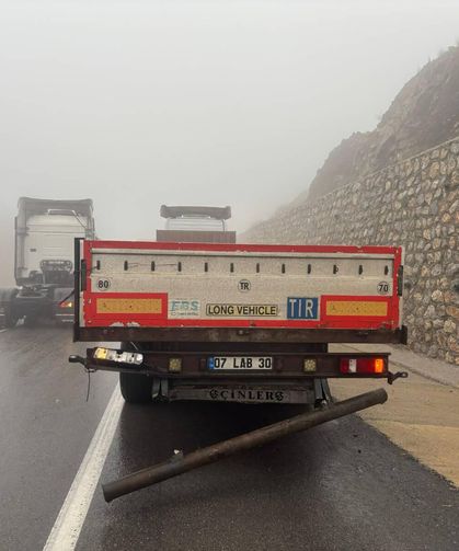 Doktor çift ve çocuklarının bulunduğu otomobil, TIR ile çarpıştı: 1 ölü, 3 yaralı / Ek Fotoğraflar