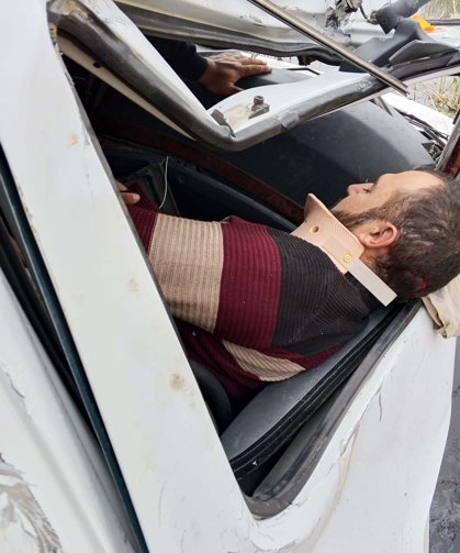 Elma yüklü çekici kanala devrildi: 1 yaralı