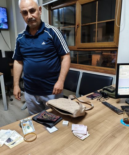 Emekli polis, bulduğu çantayı sahibine teslim etti