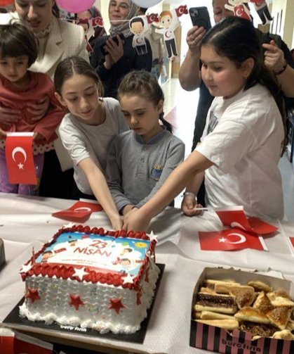 Hasta çocuklara 23 Nisan kutlaması