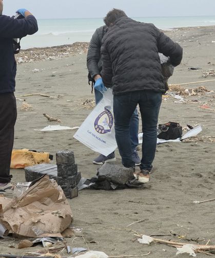 Hatay'da dalgaların kıyıya sürüklediği çuvaldan uyuşturucu madde çıktı