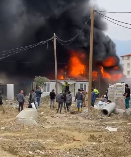 Hatay'da işçilerin kaldığı konteynerler yandı