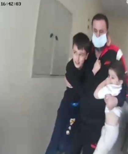 Mersin'de apartman yangınında mahsur kalan 9 kişi tahliye edildi