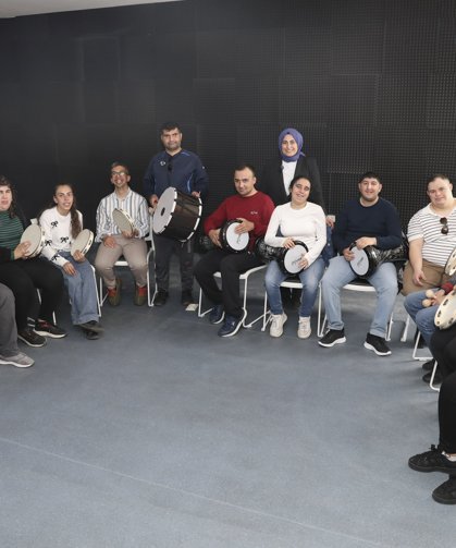 Mersin'de engeller müziğin ritmi ile aşılıyor