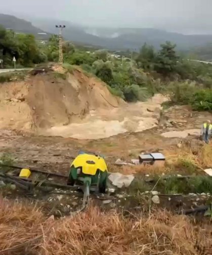 Mersin'de sağanak nedeniyle yol çöktü