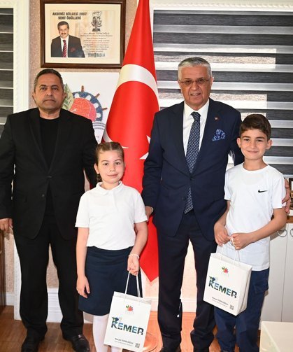 Öğrenciler başkanlık koltuğuna oturdu