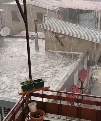 Osmaniye'de sağanak ve dolu yağışı; cadde ve sokaklar beyaza büründü