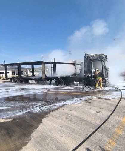 Park halindeki TIR yandı