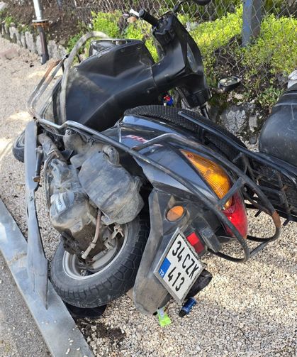 Refüje çarpan motosikletli yaralandı