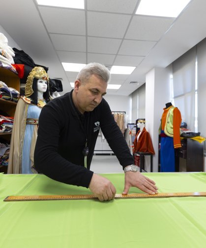 Şehir Tiyatrosu'nda kostümler usta ellerde hayat buluyor