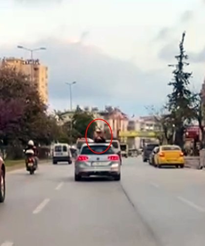 Seyir halindeki aracın üzerinde dans etti