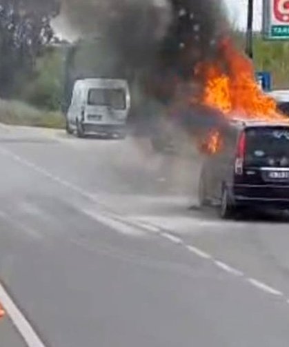 Seyir halindeki hafif ticari araçta çıkan yangın söndürüldü