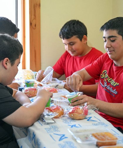 Silifke aşhanesi hem ihtiyaç sahiplerine hem öğrencilere ulaşıyor