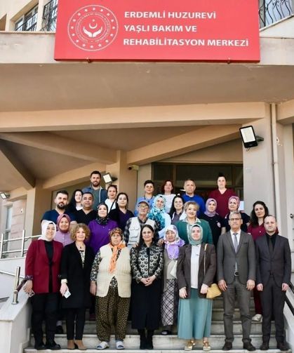 Vali eşinden Erdemli'de huzurevi sakinleriyle atölye çalışması