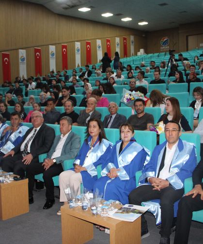 70 yaşında üniversiteden mezun oldu belgesini profesör oğlu verdi