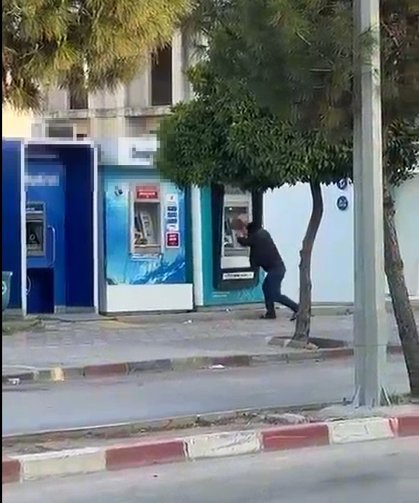 Adana'da ATM'ye taşlı saldırı kamerada