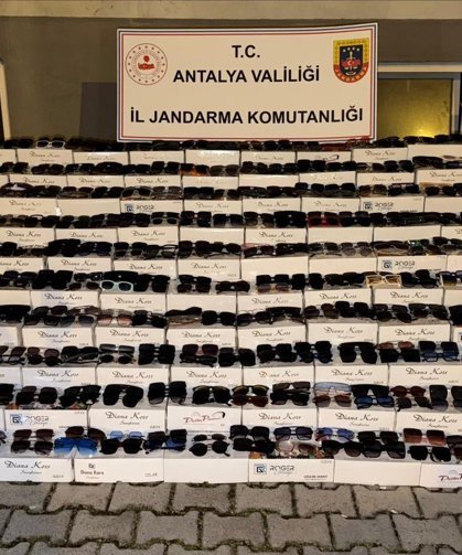 Alanya'da 10 bin kaçak güneş gözlüğü ele geçirildi