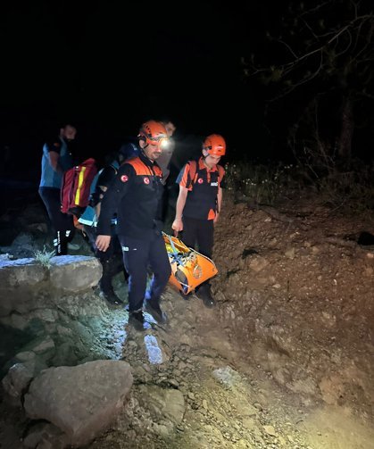 Ayağı kırılıp mahsur kalan kadın, 10 saatte kurtarıldı