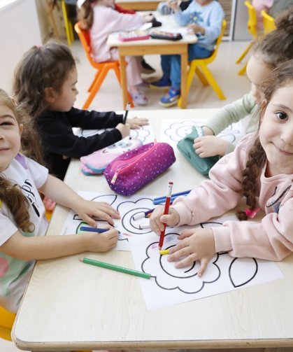 Başkan Vekili Özdemir, çocuklarla kreşte buluştu