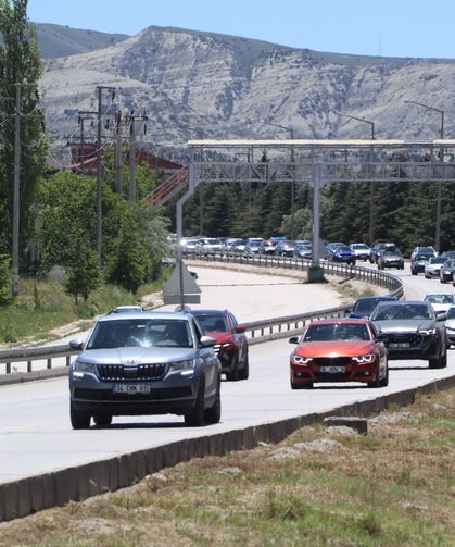 Burdur-Ankara yolunda 'tatil dönüşü' trafiği