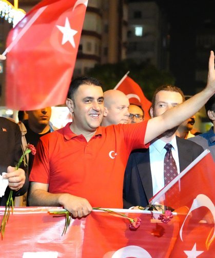 Çukurova'da 19 Mayıs coşkusu meşale yürüyüşü ve Simge konseri