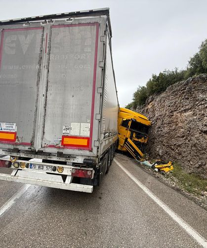 Dağa çarpan TIR'ın sürücüsü yaralandı