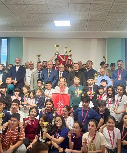 Dereceye giren satranç sporcuları ödüllendirildi