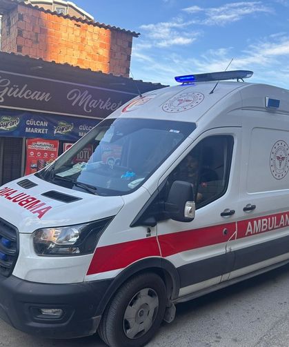 Evinden çıktığı sırada bıçaklandı