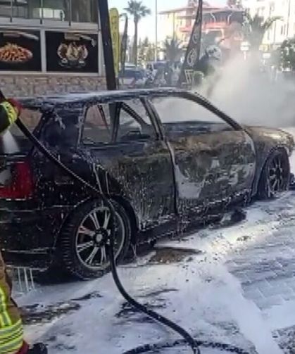 Hatay'da park halindeki otomobil yandı