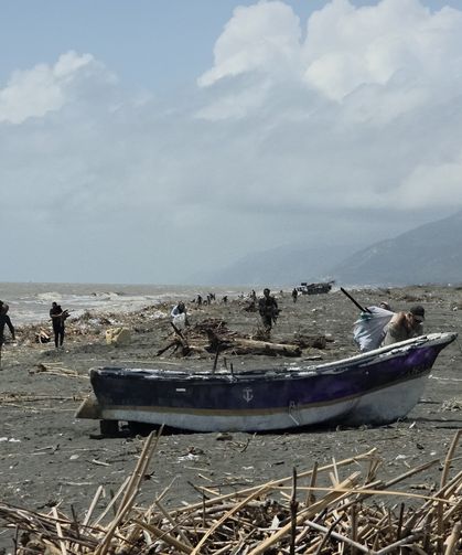 Hatay'da sağanak sonrası deniz kıyısına vuran odunları vatandaşlar topladı