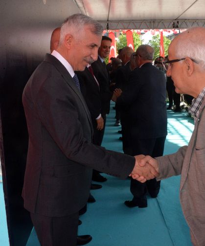 Kahramanmaraş protokolü vatandaşlarla bayramlaştı
